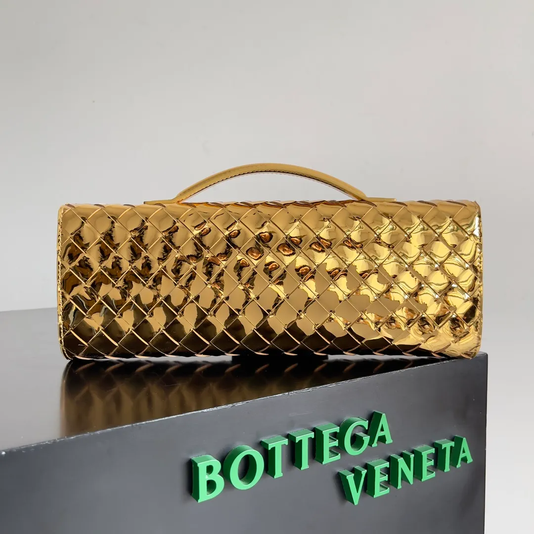 The batch of 1360 BV Andiamo evening handbags has been heavily planted again~ The designer aesthetics in the era of economic downturn are back. I fall in love with it at first sight and can't put it down. It's so beautiful and full of aura. The shape and texture are very competitive. It's light in weight and has sufficient capacity. It's a must-have for fashionistas. It's suitable for many occasions, minimalist, high-end and light luxury. Model No.: 741511 Size: 31*13*3cm